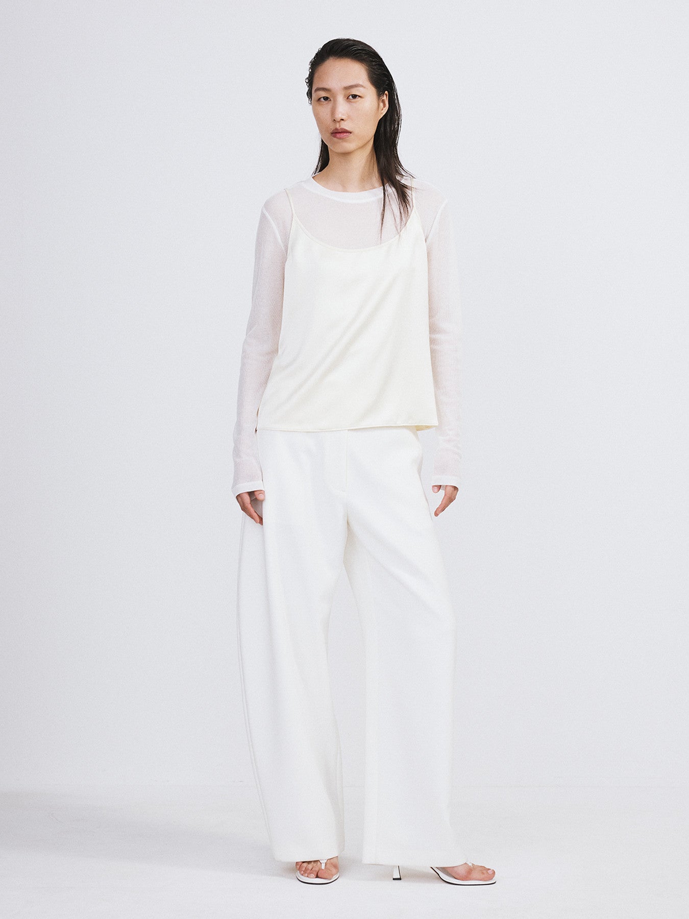 Curved Legs Crepe Pants (Off White)