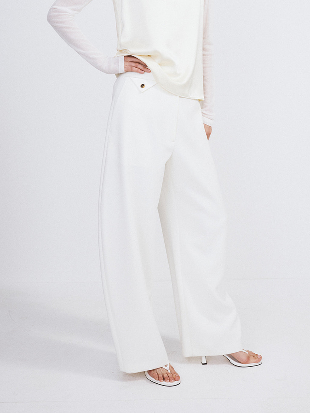 Curved Legs Crepe Pants (Off White)
