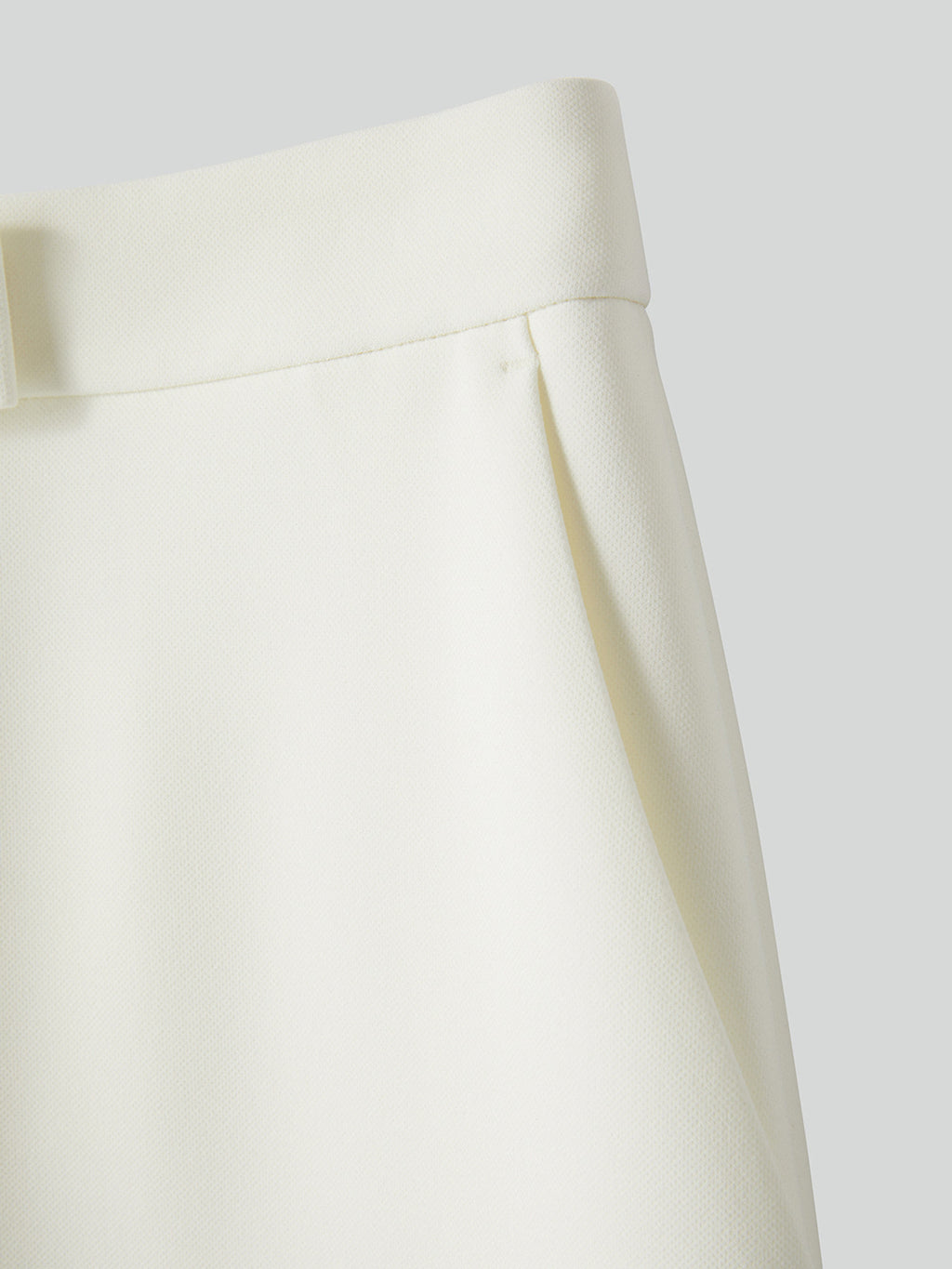 Curved Legs Crepe Pants (Off White)