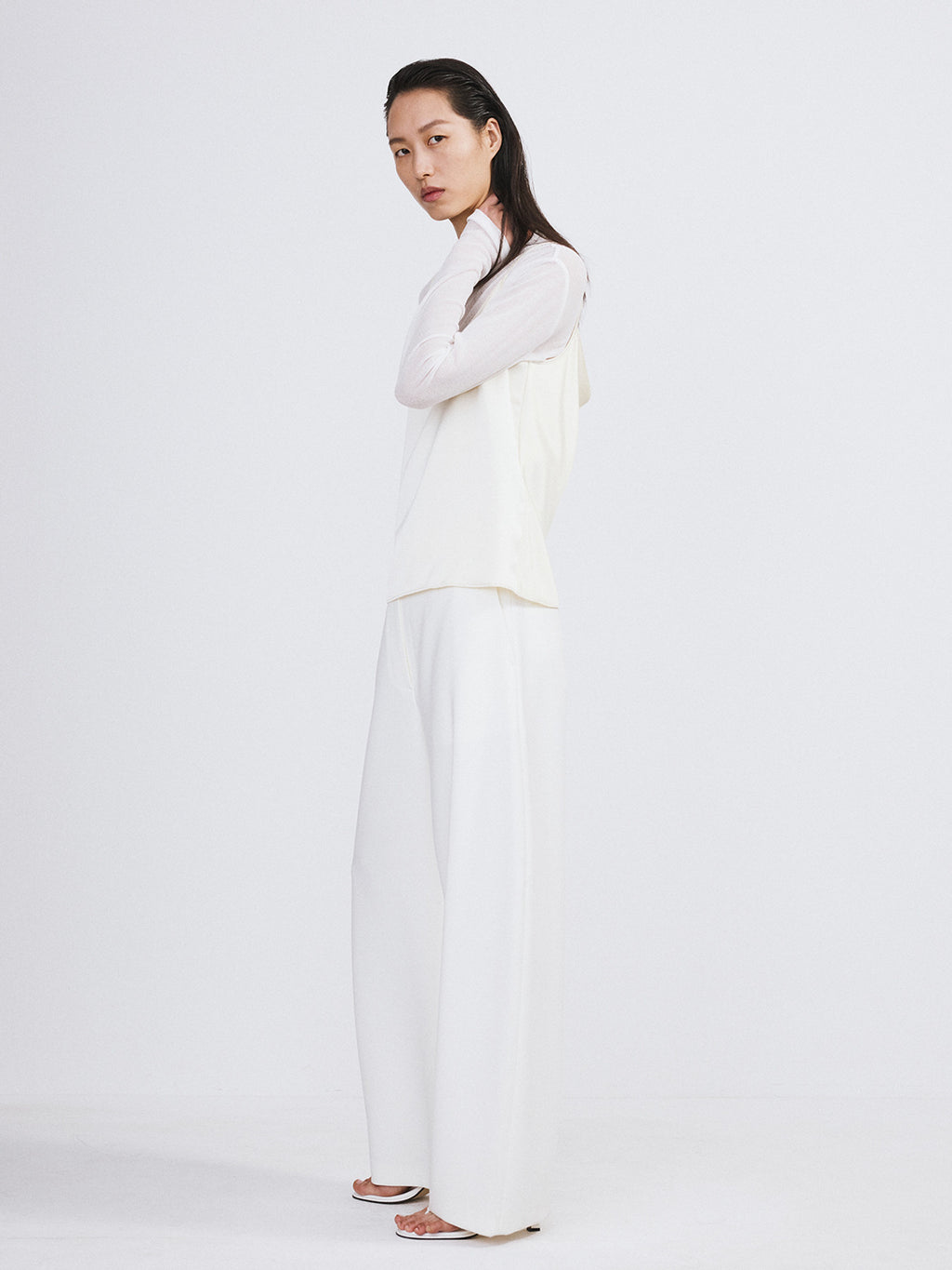 Curved Legs Crepe Pants (Off White)