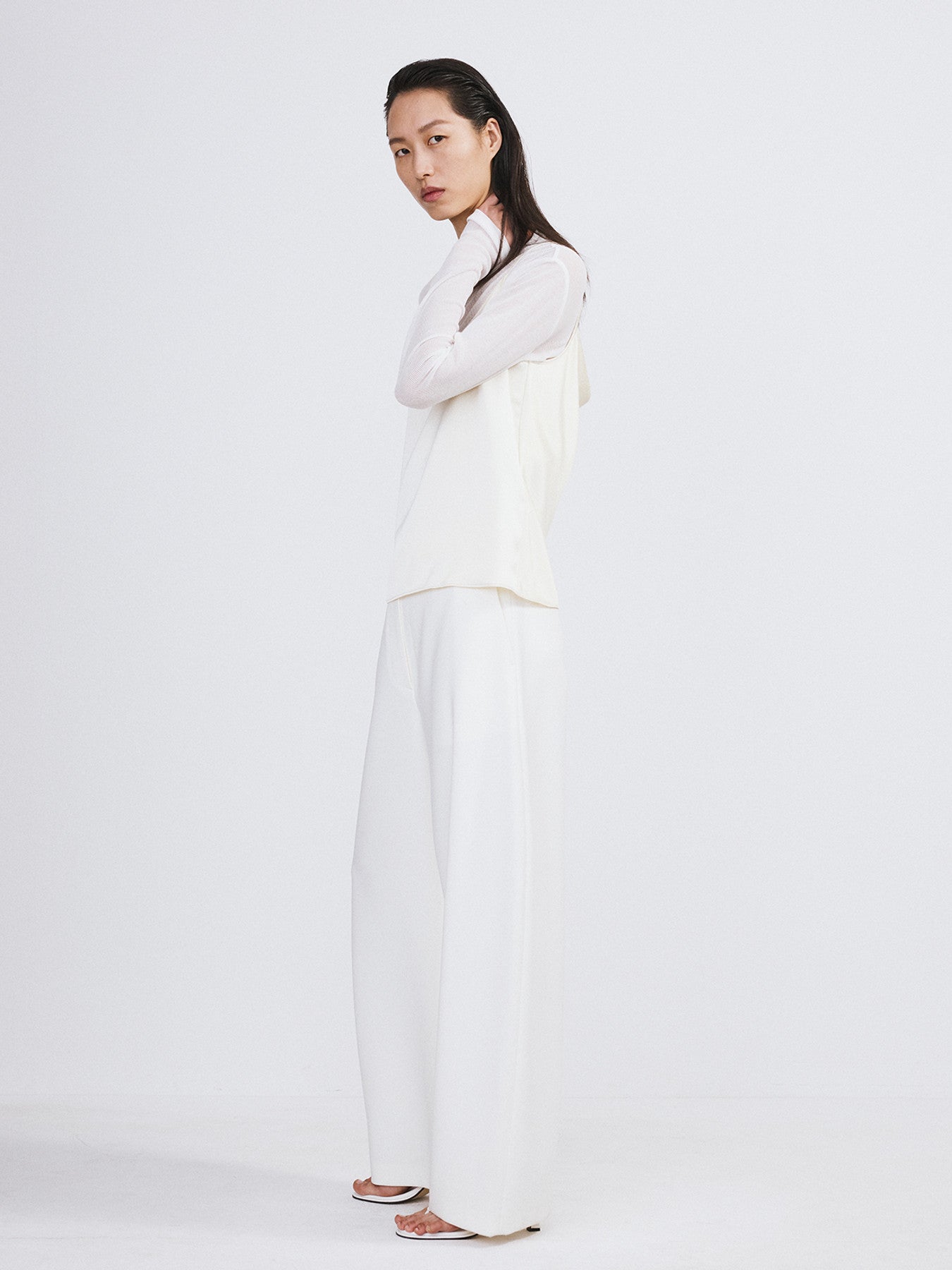 Curved Legs Crepe Pants (Off White)