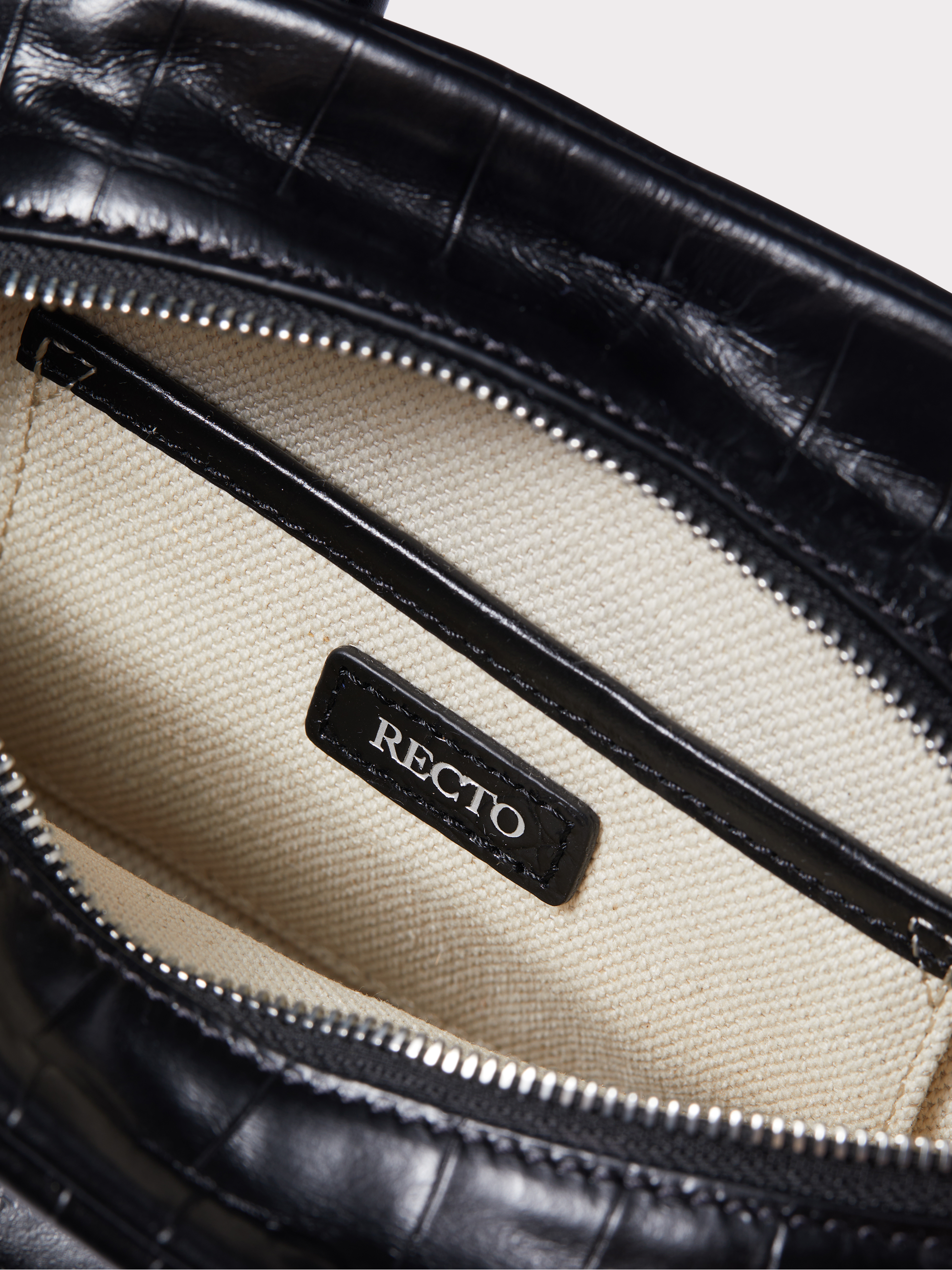Croc-Effect Singular Tote Mini (Croc Black)