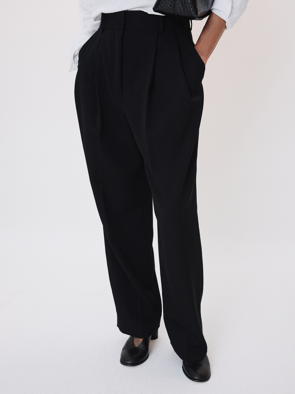 Tuck Detail Suit Pants (Black)