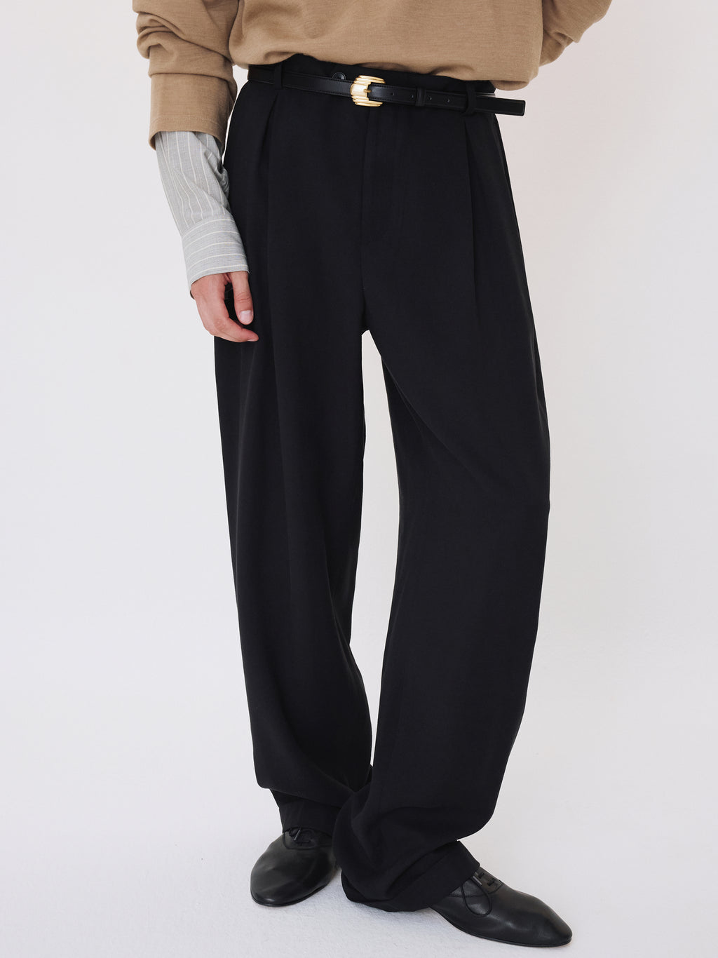 Tuck Detail Turn-Up Pants (Black)