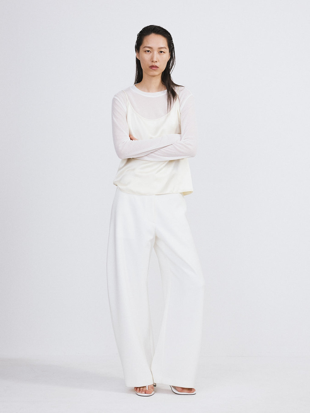 Curved Legs Crepe Pants (Off White)