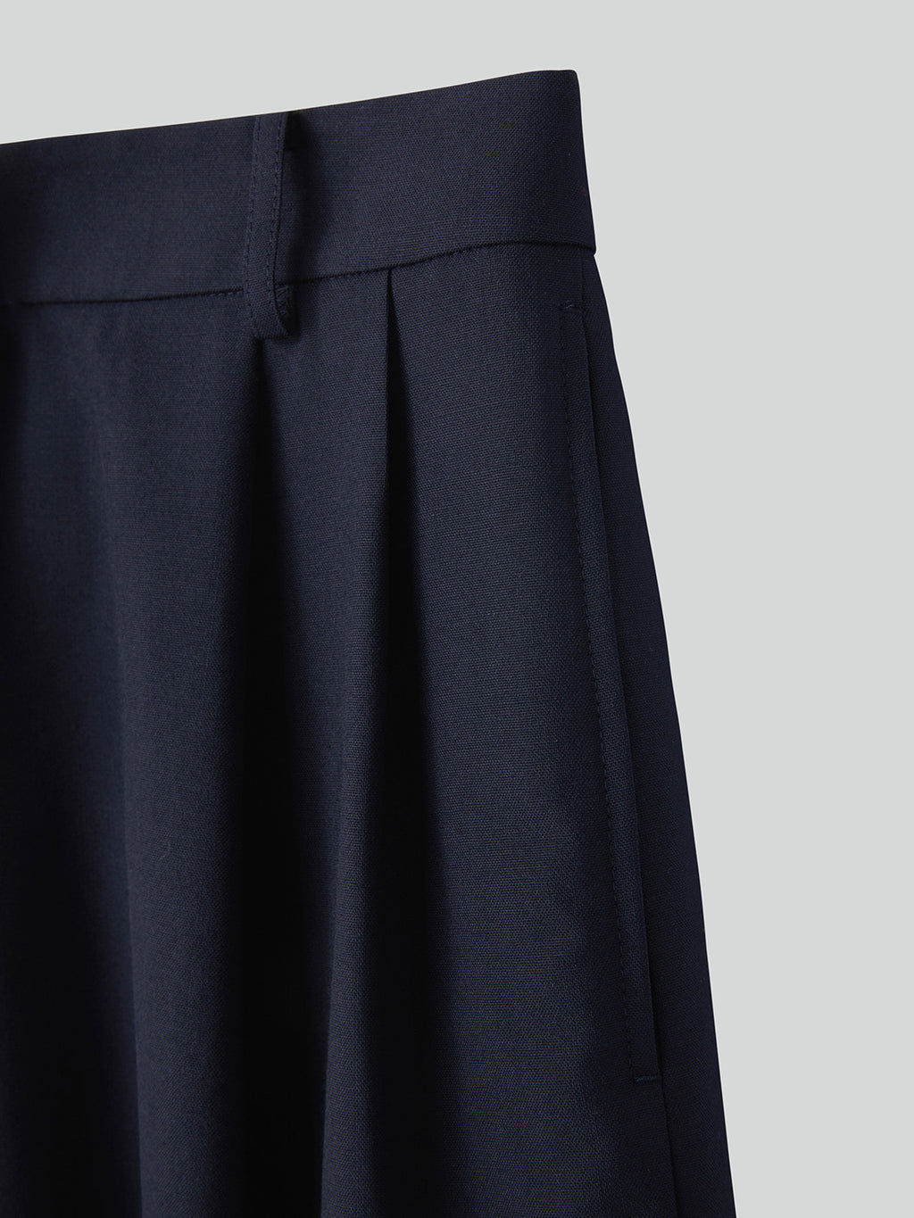 Double Pleated Shorts Women (Dark Navy)