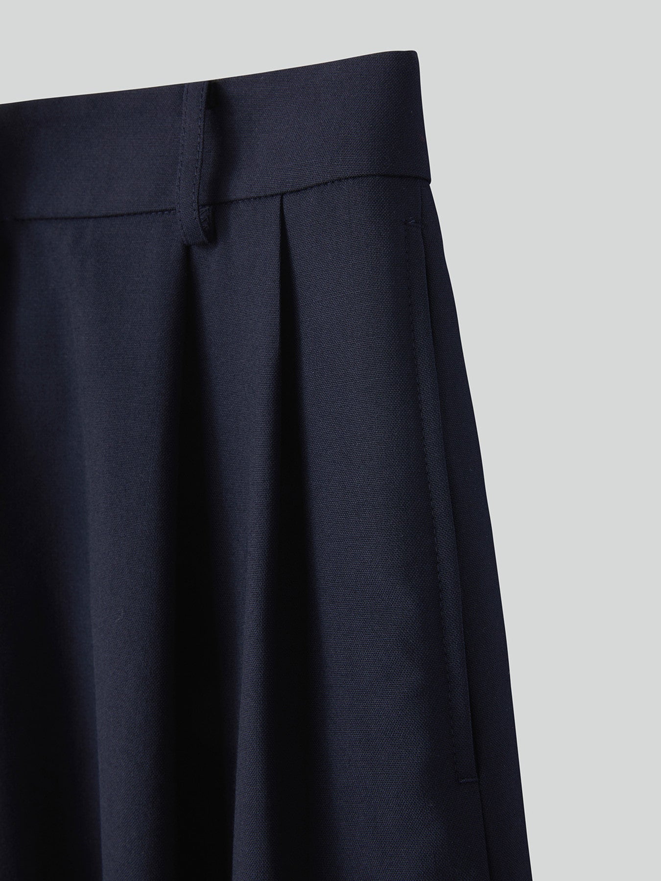 Double Pleated Shorts Women (Dark Navy)